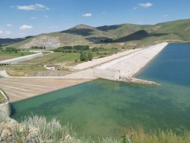 Çok güzel bir göl manzarası ve rahatlatıcı bir manzarası var.