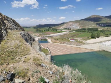 Çok güzel bir göl manzarası ve rahatlatıcı bir manzarası var.