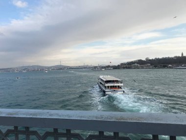 Galata Kulesi 'ne giden Galata Köprüsü' nden Boğaz manzarası