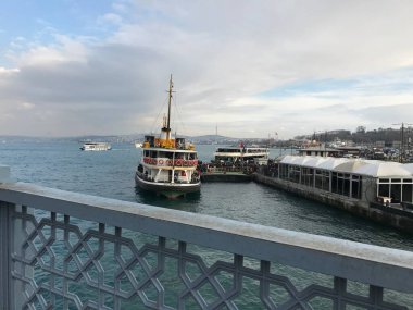 Galata Kulesi 'ne giden Galata Köprüsü' nden Boğaz manzarası