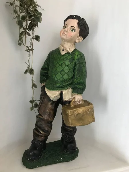 Egy Gyermek Figura Táskával Zöld Inggel — Stock Fotó
