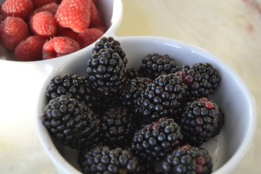 Böğürtlenli, lezzetli, yuvarlak, beyaz bir kasede