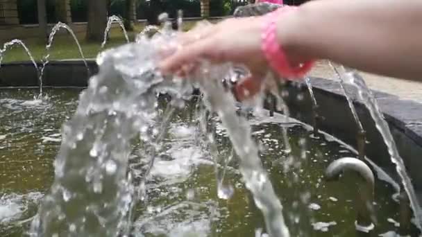 在公共喷泉里弄湿你的手 — 图库视频影像