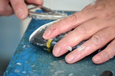 Suyun altında balık temizleme, barbekü hazırlığı