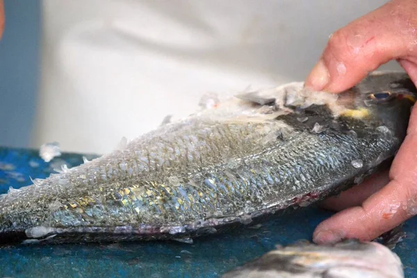 Limpieza Peces Bajo Agua Preparación Para Barbacoa — Foto de Stock