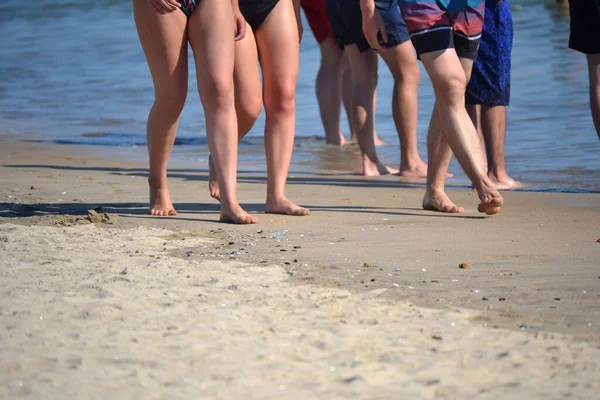 Люди Які Стоять Ходять Пляжі — стокове фото
