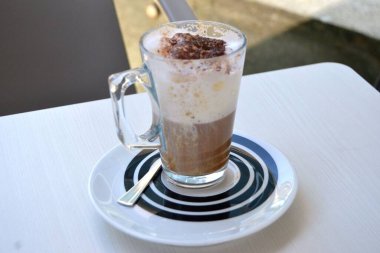 İki kat köpüklü sütlü kapuçino ve üstüne de kahve, nefis nefis.