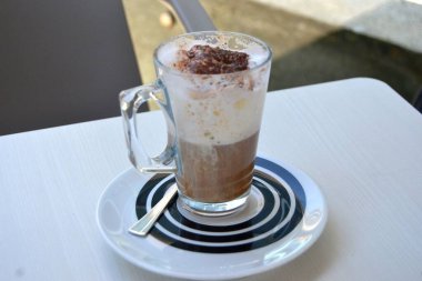 İki kat köpüklü sütlü kapuçino ve üstüne de kahve, nefis nefis.