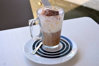 İki kat köpüklü sütlü kapuçino ve üstüne de kahve, nefis nefis.