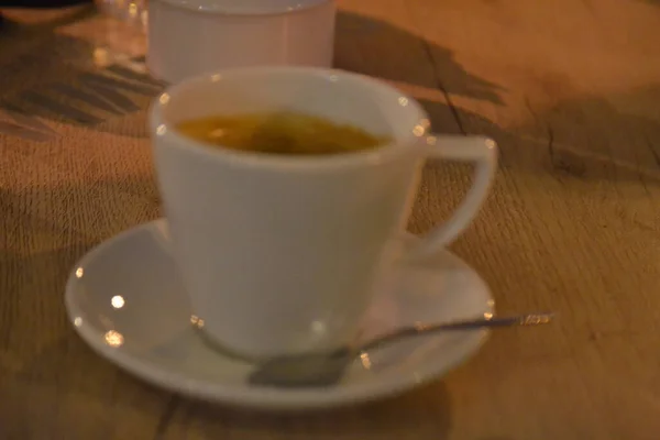 Deux Tasses Boisson Chaude Avec Soucoupe Sur Une Table — Photo