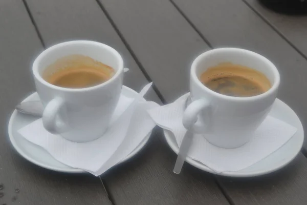Zwei Tassen Warmes Getränk Mit Untertasse Auf Einem Tisch — Stockfoto