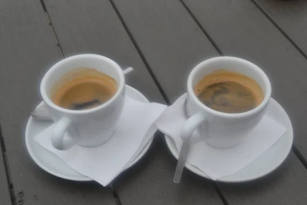 Две Чашки Теплого Напитка Блюдцем Столе — стоковое фото