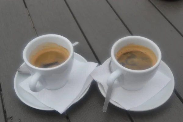 Zwei Tassen Warmes Getränk Mit Untertasse Auf Einem Tisch — Stockfoto