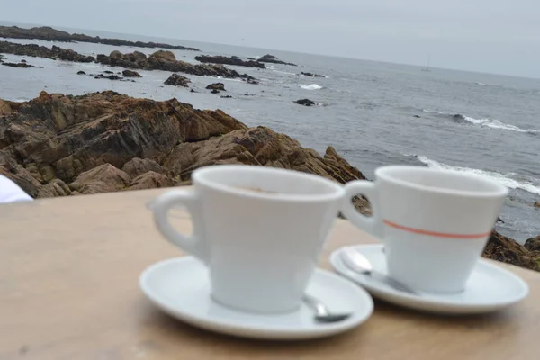 Dos Tazas Bebida Caliente Con Platillo Fondo Océano Atlántico —  Fotos de Stock