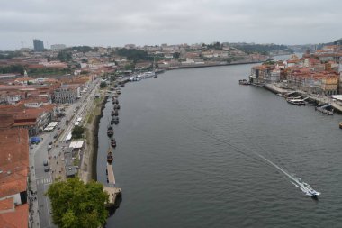 Porto 'daki Duoro Nehri üzerindeki Ponte Dom Lus' tan görüntü