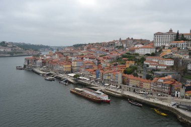 Porto 'daki Duoro Nehri üzerindeki Ponte Dom Lus' tan görüntü