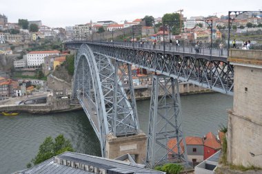 Porto 'daki Duoro Nehri üzerindeki Ponte Dom Lus' tan görüntü
