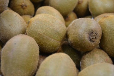 Meyve sepetinde bir sürü kivi