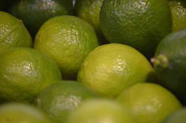 Lezzetli ve sulu limonlar olgunlaşmış.