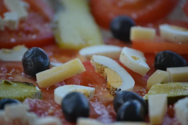 Peynirli Zeytinli Salatalıklı Tuzlu Yumurtalı Domatesler — Stok fotoğraf