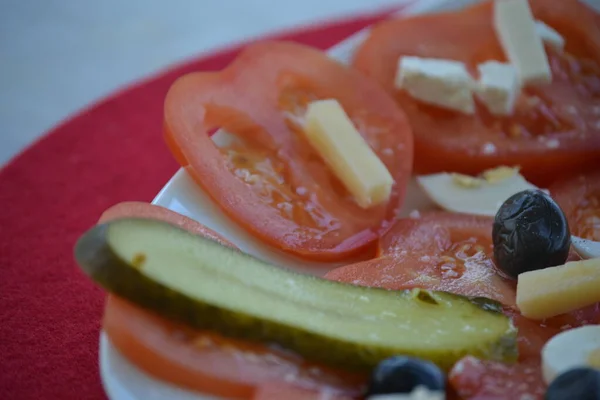 Нарезанные Помидоры Сыром Оливками Огурцом Яйцами Ломтике Солеными Хрусталями — стоковое фото