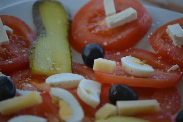 Peynirli Zeytinli Salatalıklı Tuzlu Yumurtalı Domatesler — Stok fotoğraf