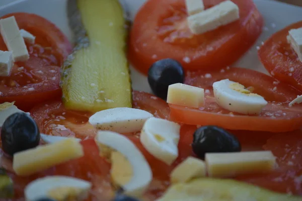 Peynirli Zeytinli Salatalıklı Tuzlu Yumurtalı Domatesler — Stok fotoğraf