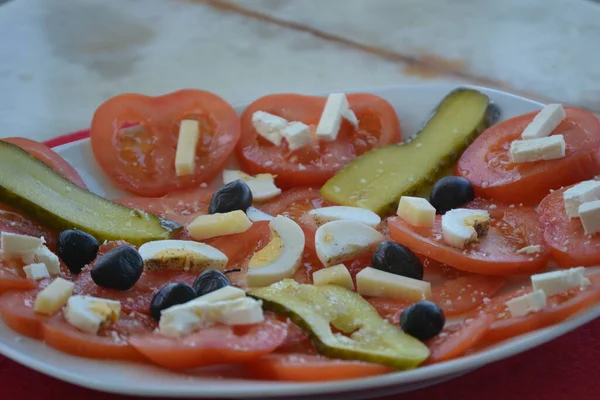 Geschnittene Tomaten Mit Käse Und Oliven Und Gurken Und Eier — Stockfoto