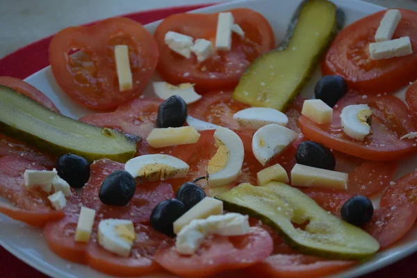 Peynirli Zeytinli Salatalıklı Tuzlu Yumurtalı Domatesler — Stok fotoğraf