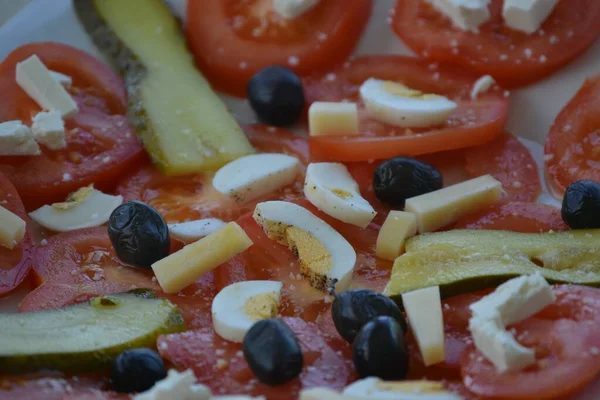 Pomodori Fette Con Formaggio Olive Cetriolo Uova Fetta Con Sale — Foto Stock