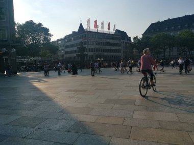 Güneşli bir günde Köln 'de Domplatz