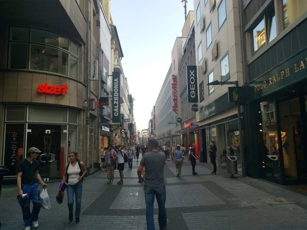 Köln şehir merkezindeki Hohe Caddesi.