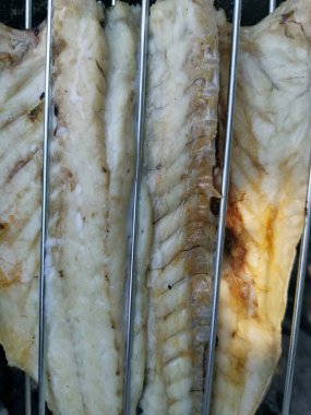 2021 yazında kömürlü taze balık barbeküsü.