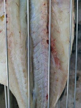 2021 yazında kömürlü taze balık barbeküsü.