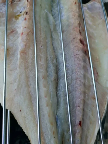 Grill Färsk Fisk Med Träkol Sommaren 2021 — Stockfoto