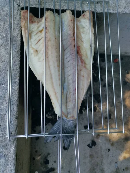 Барбекю Свежей Рыбы Углем Летом 2021 Года — стоковое фото