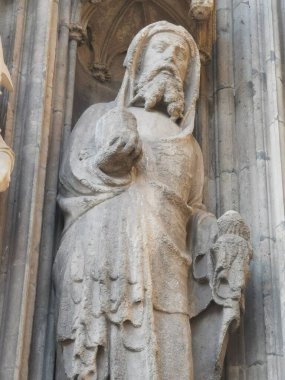 Taş heykeller batı kültürlerinde ön cephe olarak kullanılır.