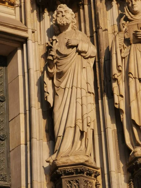 Taş heykeller batı kültürlerinde ön cephe olarak kullanılır.