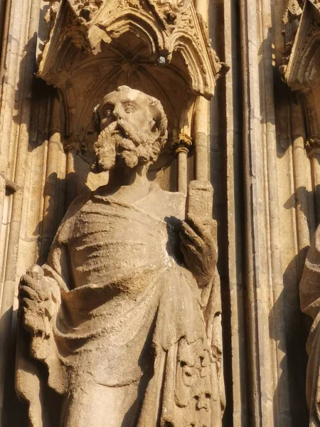 Taş heykeller batı kültürlerinde ön cephe olarak kullanılır.