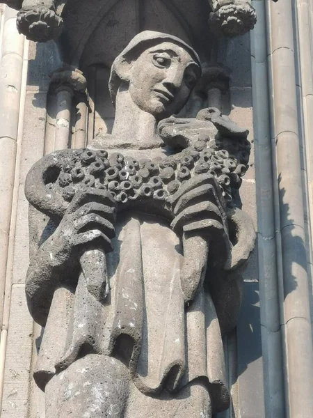 Taş heykeller batı kültürlerinde ön cephe olarak kullanılır.