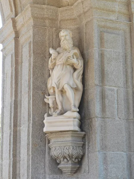 Aziz ve kutsal insanları tasvir eden heykeller Hıristiyanlığın önemli bir parçasıdır.