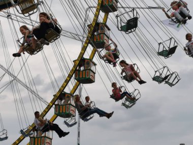 Ruhr bölgesindeki ünlü Cranger Kirmes, Almanya 'da 06.08.2019 Luna parkı.