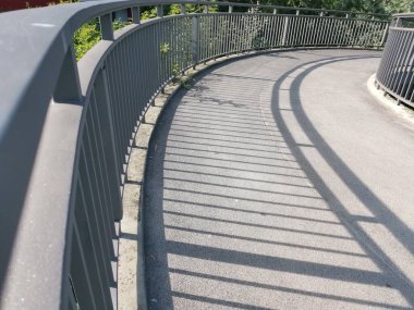 Güzel kıvrımlı ve korkuluklu yaya ait bir köprü.