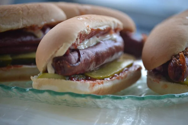 Etli ketçaplı ev yapımı sosisli sandviç.