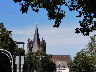 Şehir panoramasında bir kilise kulesi