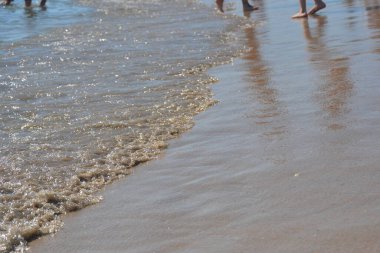 Portekiz 'de okyanus dalgaları olan kumsal.