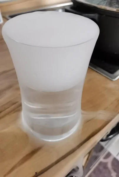 Glas Met Overvloeiende Witte Nevel — Stockfoto