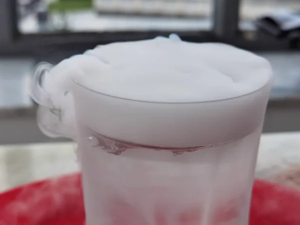 Склянка Переповненим Білим Туманом — стокове фото
