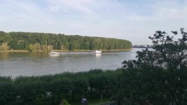 Köln yakınlarında nakliye trafiği olan Ren.