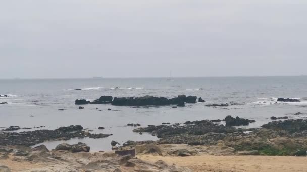 Pemandangan Berbatu Samudera Atlantik Porto Portugal — Stok Video